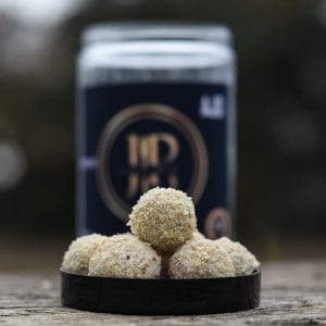"Hook Bait para carpfishing con sabor a ajo, ideal para atraer carpas en diferentes tipos de agua y condiciones de pesca."