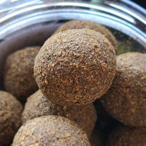Primer plano de Hook Bait fondante Black Moon 20mm con alta concentración de Alkaloid Stimulant.