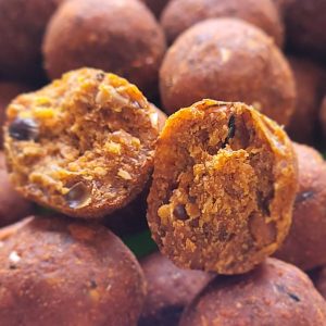 Envase de boilies solubles Vulcano 20mm Kimo Baits sin aromas sintéticos.